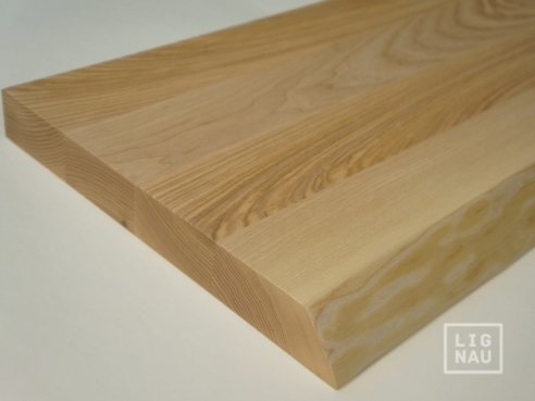 Treppenstufe Esche Rustikal mit einer Baumkante 40 mm weiß geölt