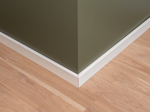 Sockelleisten Eiche Rustikal 18x70x2000mm, weiß lackiert RAL9010, gespachtelt, mit Radius 5mm