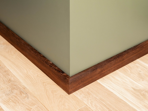 Plinthes Chêne Fumé Select Nature 18x70, traité à l'huile, noir rebouchés 0,8-1,8m (R=20mm)