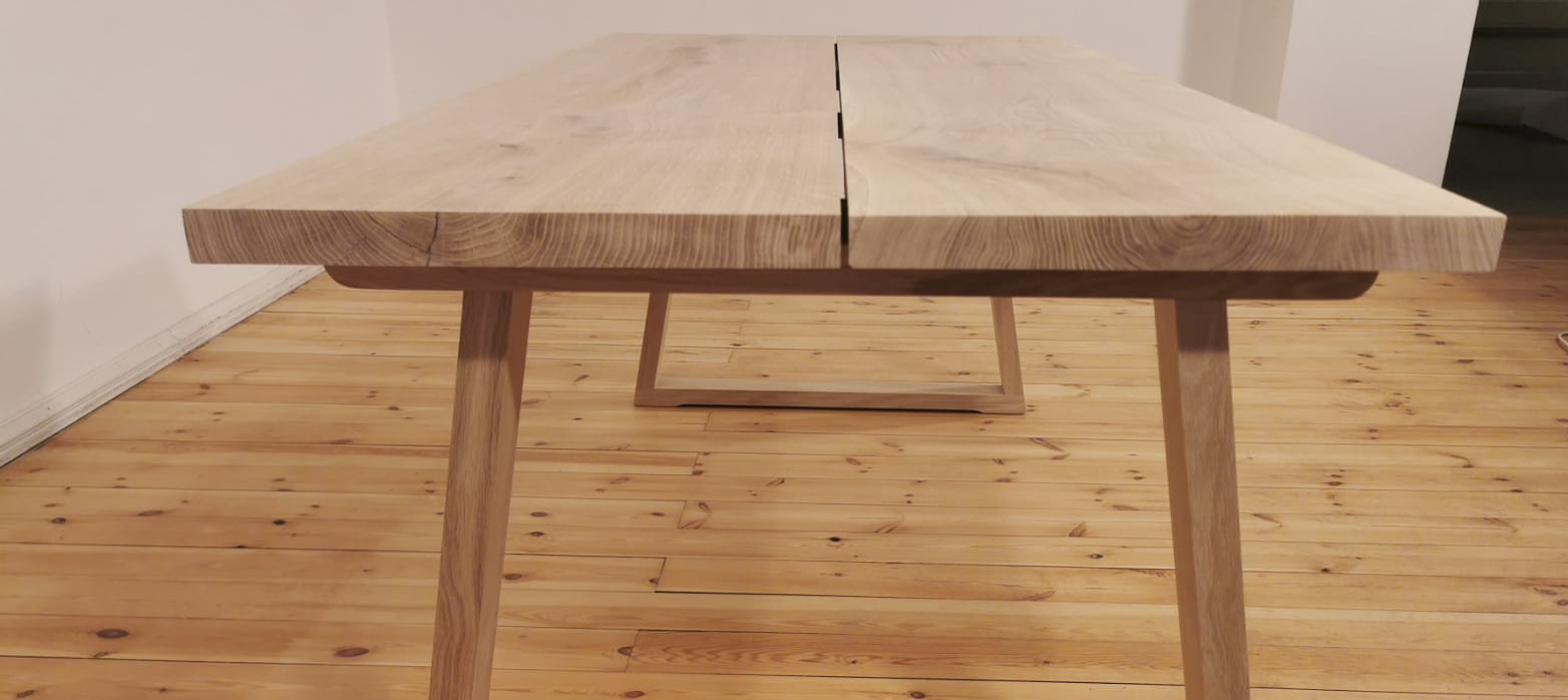 Lignau - Esstisch aus hochwertigem 2-Bretter Massivholz mit Trapez  Tischgestell aus Eiche