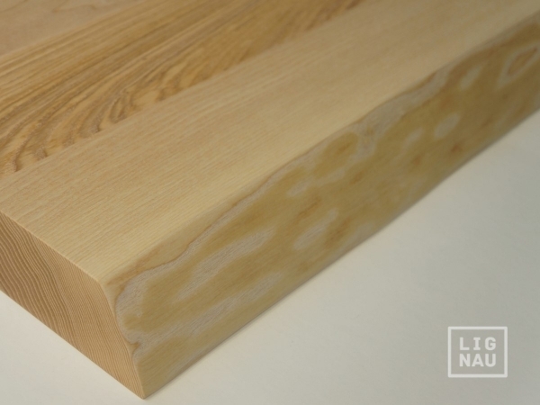 Treppenstufe Esche Rustikal mit einer Baumkante 40 mm weiß geölt