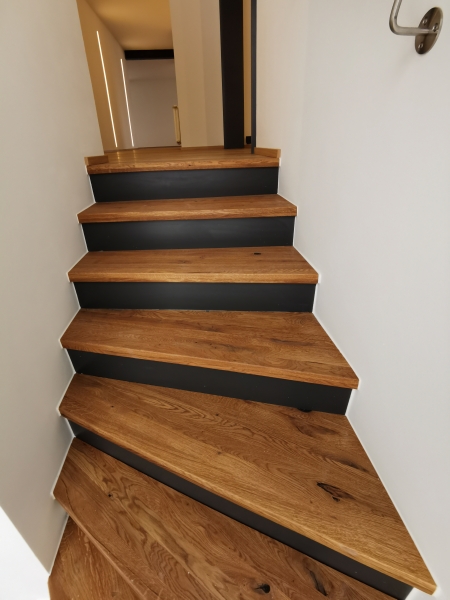 Stair tread Solid wild Oak Hardwood with overhang, 20 mm, Rustic grade, natural oiled