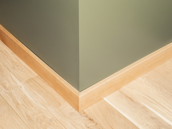 Plint 24x100 mm Berken Select Natur Helder Gelakt 2m met radius 5mm