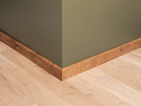 Plint Eiken Rustiek 18x70x2000mm met radius, helder gelakt, geborsteld