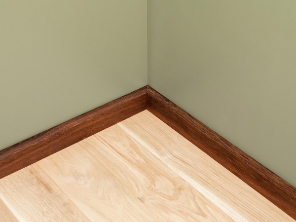 Plinthes Chêne Fumé Select Nature 18x70, traité à l'huile, noir rebouchés 0,8-1,8m (R=20mm)