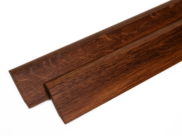 Plinthes Chêne Fumé Select Nature 18x70, traité à l'huile, noir rebouchés 0,8-1,8m (R=20mm)