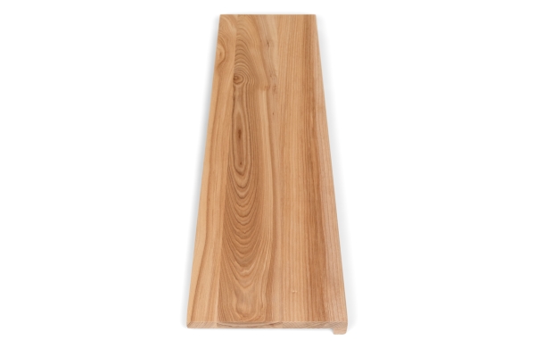 Marche d'escalier Frêne massif avec surplomb de 20 mm Classe Première, laqué