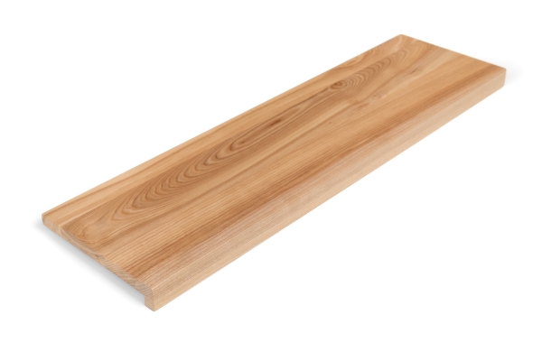 Marche d'escalier Frêne massif avec surplomb de 20 mm Classe Première, laqué