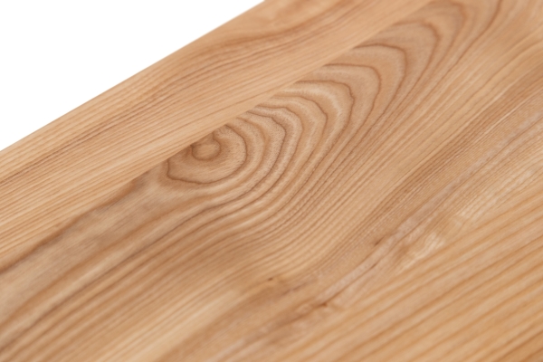 Marche d'escalier Frêne massif avec surplomb de 20 mm Classe Première, laqué