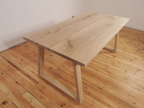 Lignau - Esstisch aus hochwertigem 2-Bretter Massivholz mit Trapez  Tischgestell aus Eiche