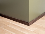 Plint Gerookt Eiken Rustiek 18x70, wit geolied, zwart gevuld, 2000mm (R=5mm)
